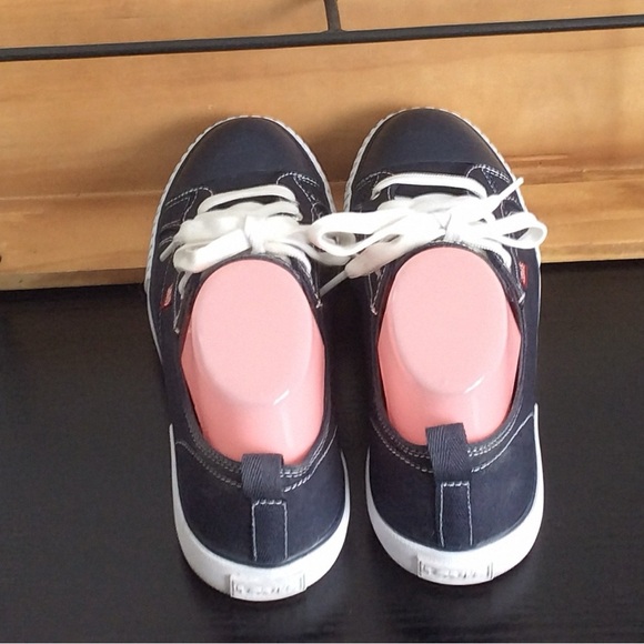 Levi’s Navy and White Sneakers - Picture 5 of 7